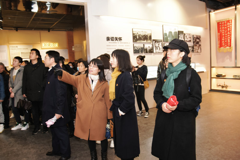 冰球突破mg正规官网党委组织师生参观校史馆