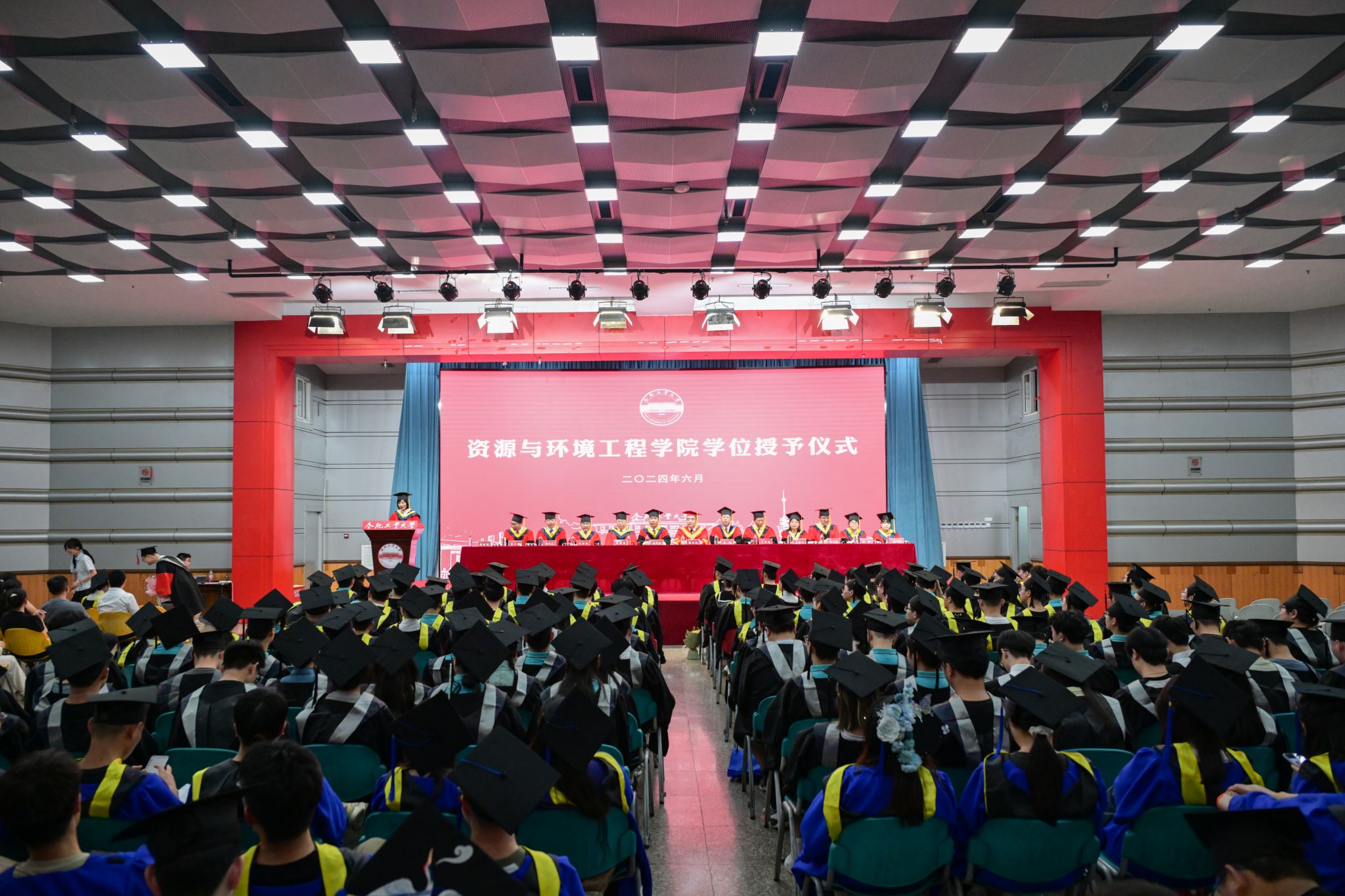 冰球突破mg正规官网举行2024届合肥校区毕业生学位授予仪式