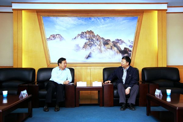 冰球突破mg正规官网与中国地质调查局南京地质调查中心对接会在我校举行