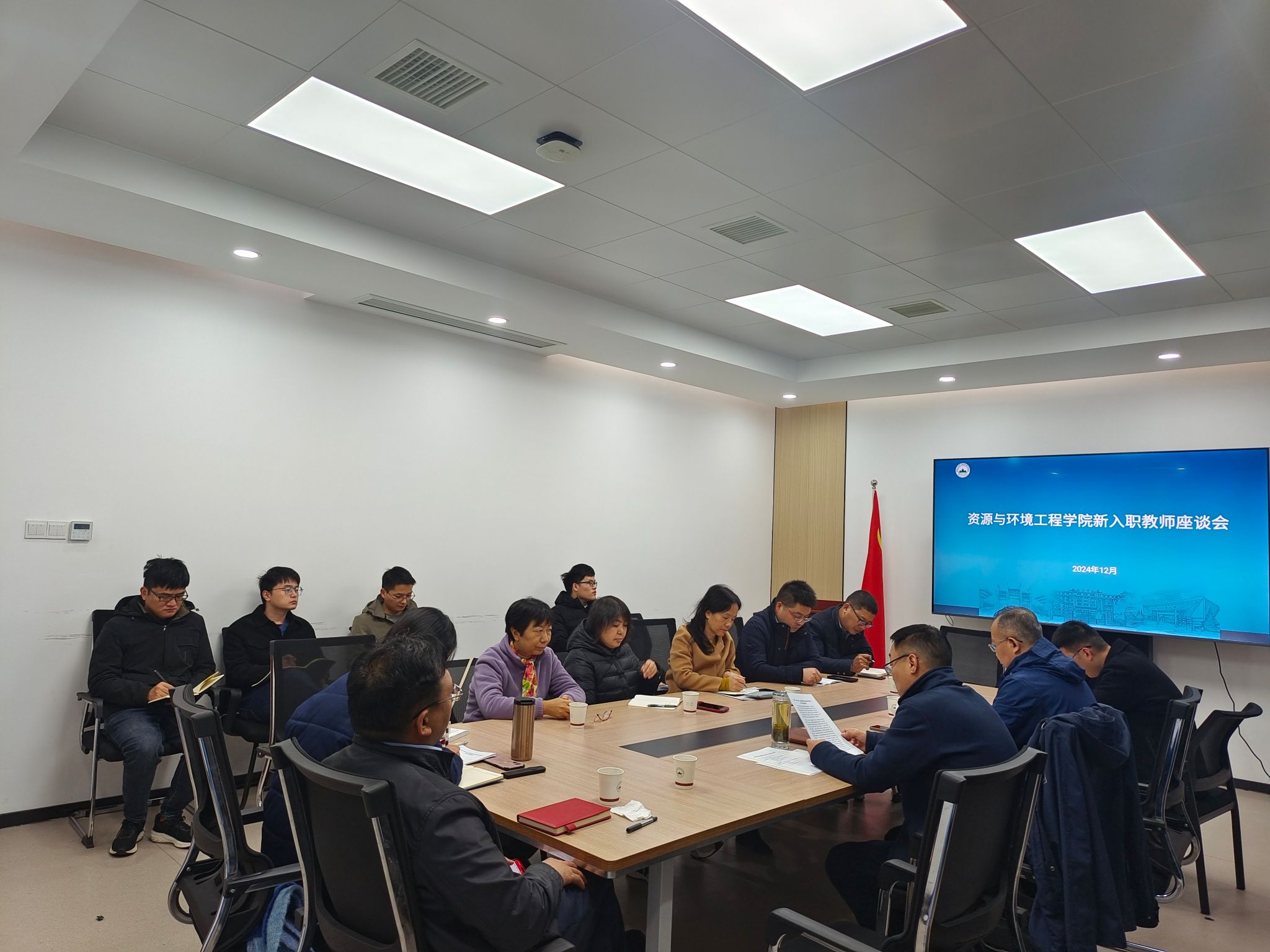 冰球突破mg正规官网召开新入职教师座谈会