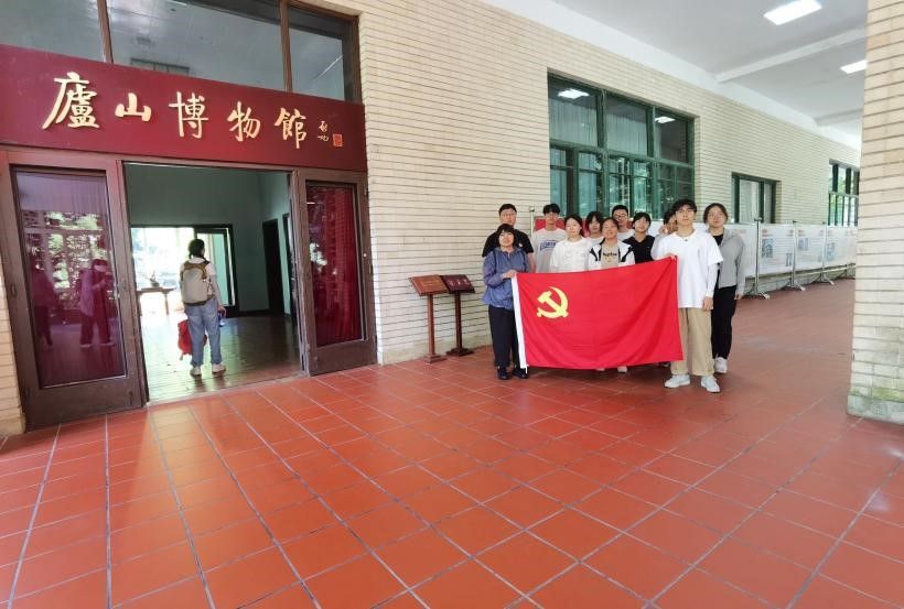 冰球突破mg正规官网教师党支部组织开展庐山红色实践活动