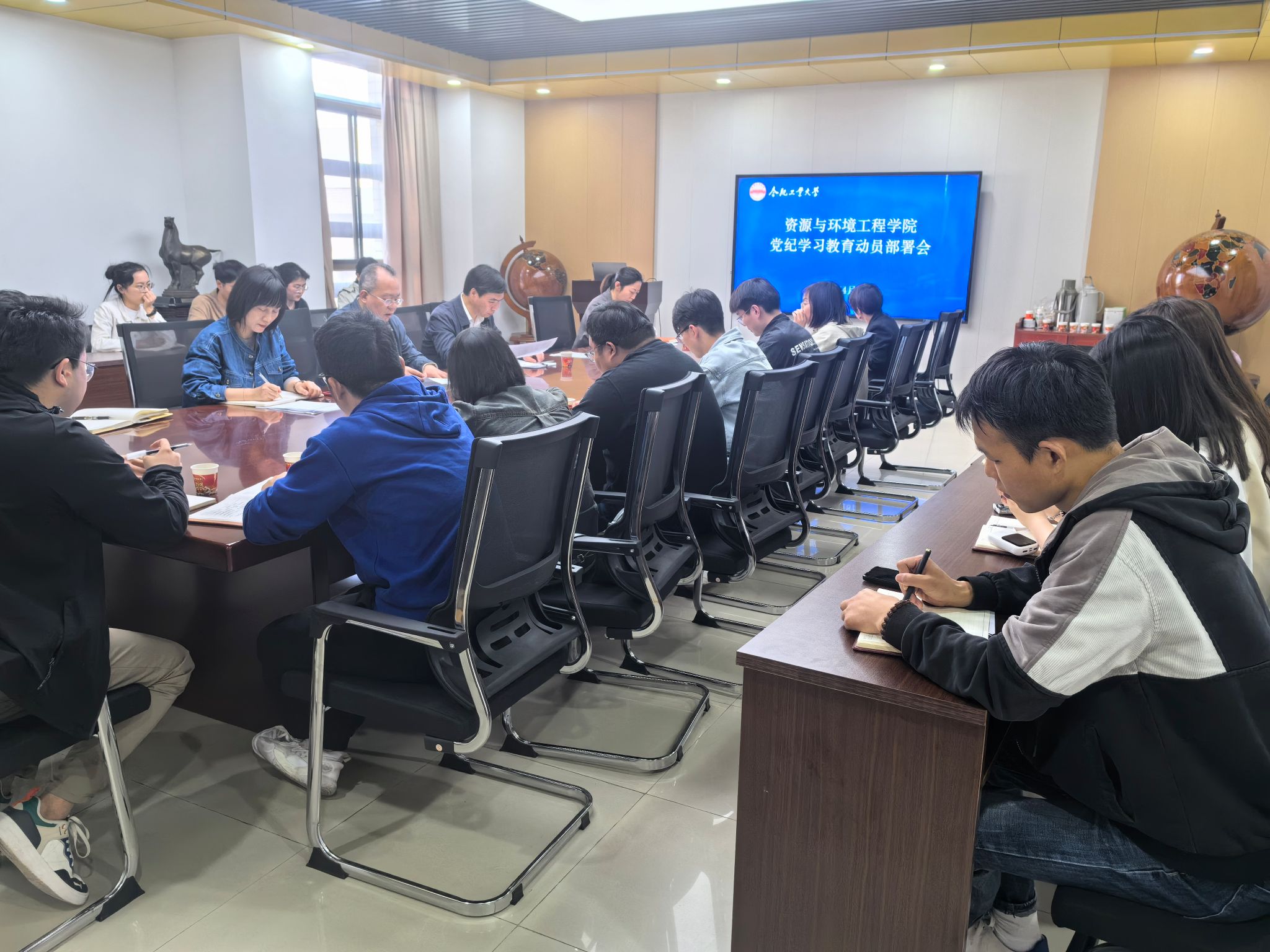 冰球突破mg正规官网扎实部署安排党纪学习教育